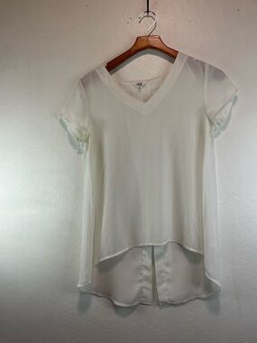 BB Dakota White V-Neck High-Low Short Sleeve Blouse